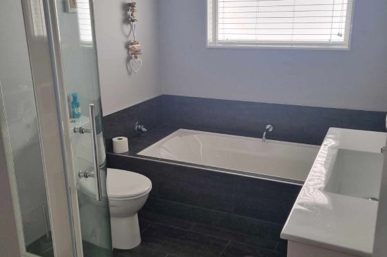 The Bach - bathroom